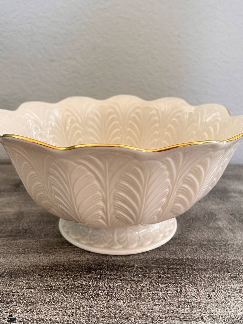 BEAUTIFUL LENOX LARGE 10" FANCY SERVING/CENTERPIECE BOWL-IVORY WITH GOLD TRIM
